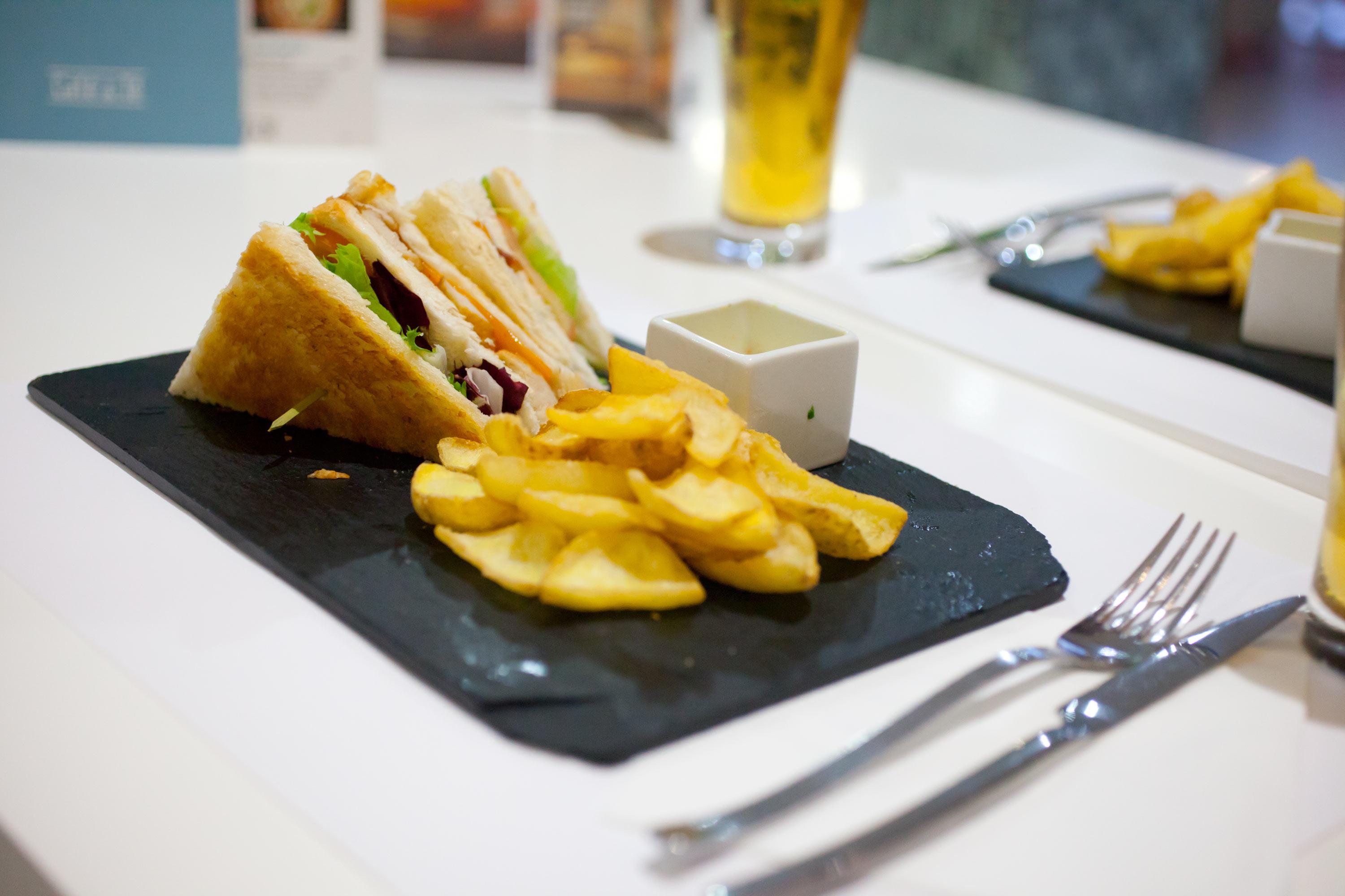 Senator Barajas Hotel Madrid Exterior photo A sandwich with chips