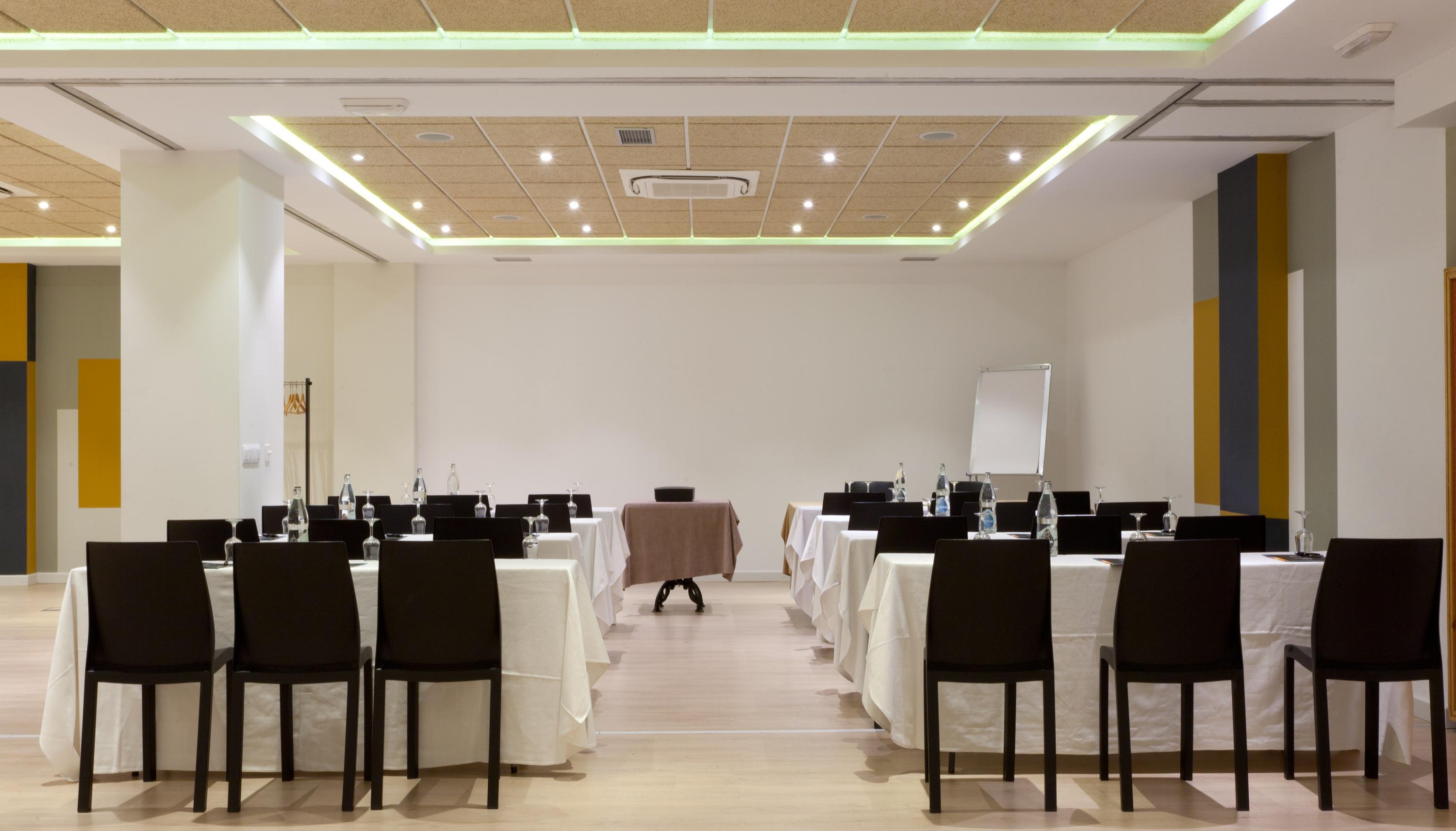 Senator Barajas Hotel Madrid Exterior photo A meeting room at the hotel